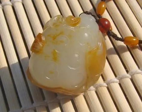 和田玉中的顶级籽料,比黄玉还珍贵,你知道是什么玉吗?