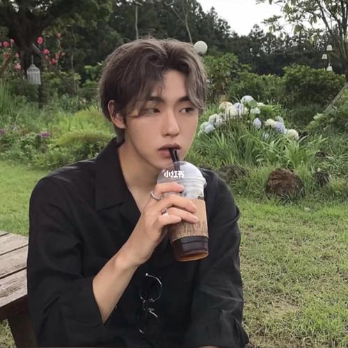 今日男生发型 奶茶灰 中分纹理_发型_奶茶_生发_沙龙_染发_潮男_搭配