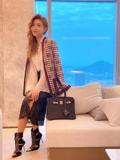 李彩桦拍剧自带百万行头,身家过亿底气足,坦言从未想过嫁入豪门