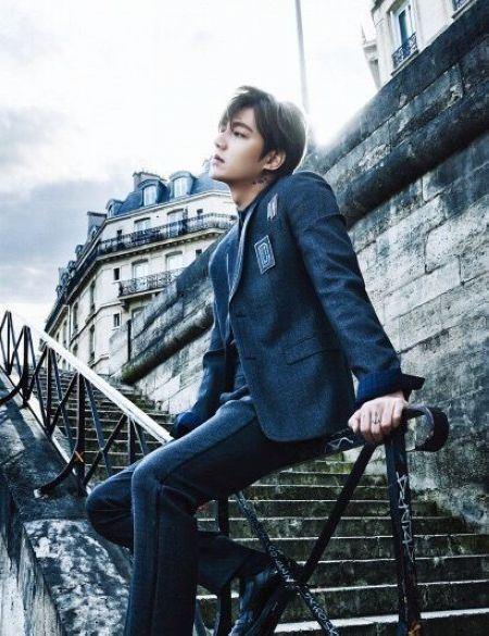 写真中还附赠拍摄该时的幕后花絮dvd以及多张巨幅海报,李敏镐的个人