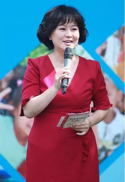 53岁鞠萍现身活动做主持身材肥胖却穿无袖裙粗胳膊真抢眼