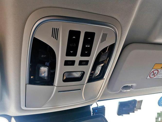 全景大天窗控制按键,左边控制天窗的玻璃,右边的控制天幕.