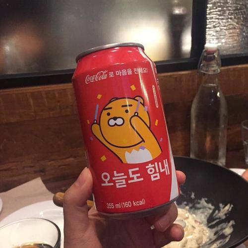 拿着可乐易拉罐的头像