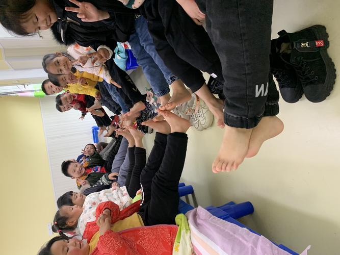 幼儿园的生活每天都装满快乐,幼小衔接组"穿脱鞋袜