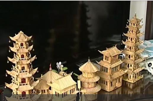 上海一八旬老人巧用牙签搭古建