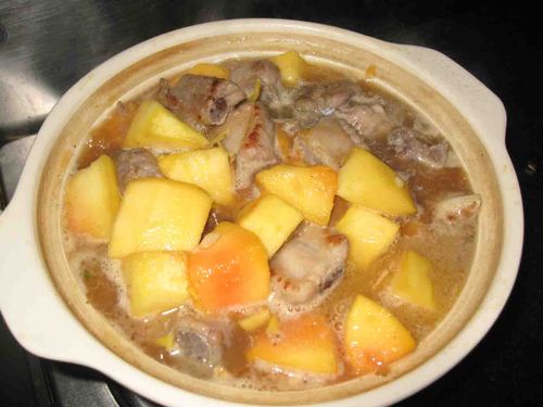 砂锅木瓜牛肉汤