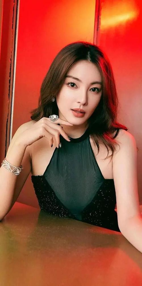 张雨绮占有欲爆发250万买下李柄熹签约公司成男友老板