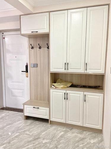 进门是独立的一个餐厅区域,入户门两边分别设计了餐边柜和鞋柜,一左