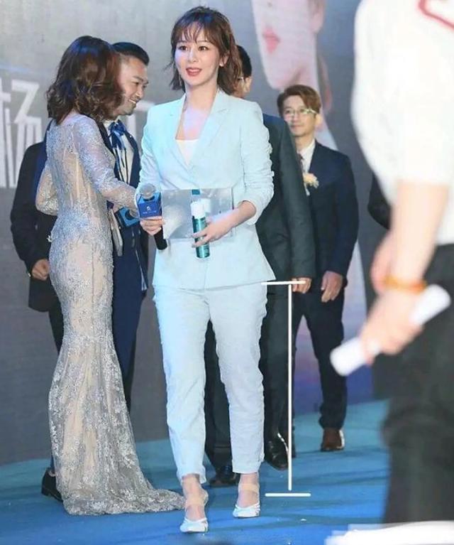 1米67的杨紫被路人镜头曝光真实身材 网友直呼女神幻灭