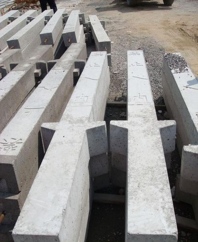 保定市徽徽模具加工厂 钢丝网立柱模具 铁路防护网模具 混凝土立柱