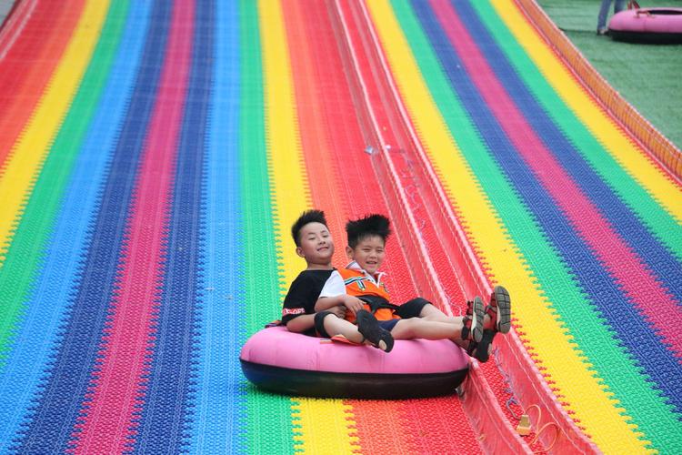 九里沟竹园生态园七彩滑道喜迎六一