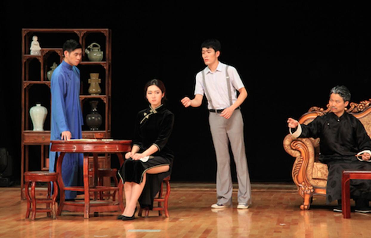 《雷雨》中鲁大海的结局是什么?该话剧的作者是谁?创作年代?
