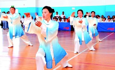 以武会友队表演"六合八法太极拳".