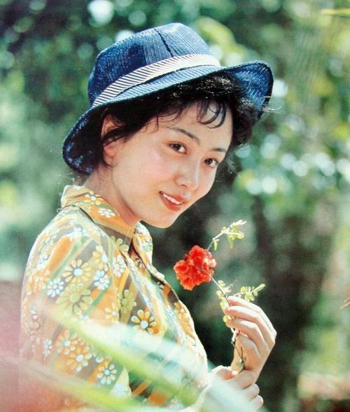 周丽娜冷眉跟她的名字一样,有一种冷冷的知性美.