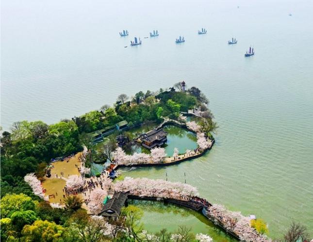  p> a>太湖 /a>仙岛,原称三山,俗称乌龟山,是 a>鼋头渚 /a>景区内一组