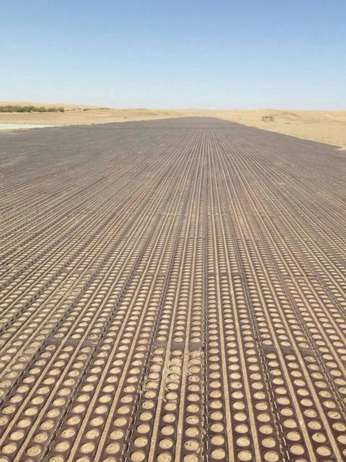 机场跑道,铺设在沙漠上的钢铁跑道!