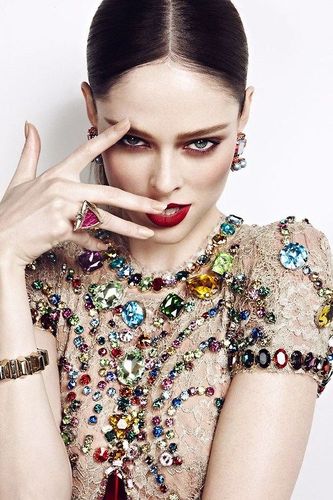 为balmainhaircouture首次剪短漂金超模cocorocha的新发型帅气得令人