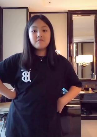 11岁的王诗龄身高1.7米,体重130磅,和她的母亲李湘差不多.