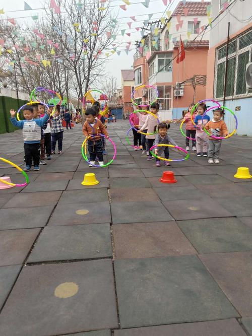 阳光体育:一,活动名称《套圈》,二,活动目标:1,体验竞争游戏的乐趣