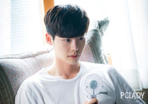 这位韩国帅哥的完美嘴唇连男人都想吻