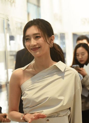 江疏影素颜有点"寡淡",穿拼色上衣挺有个性,不对称服装好抢眼