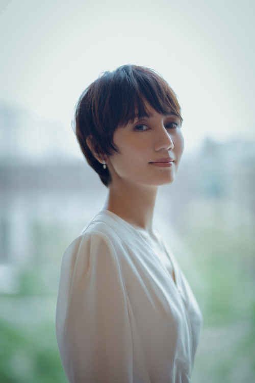 一:袁泉白衬衫 a字裙造型解析