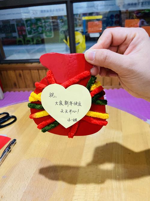 在心愿卡写上或画上小朋友的新年心愿