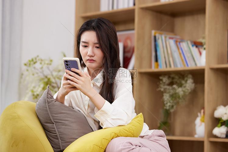 女性独自一人在家表情难过