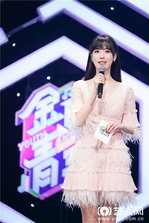 她此前也主持过多档人气音综,包括《中国梦之声·下一站传奇》等,备受