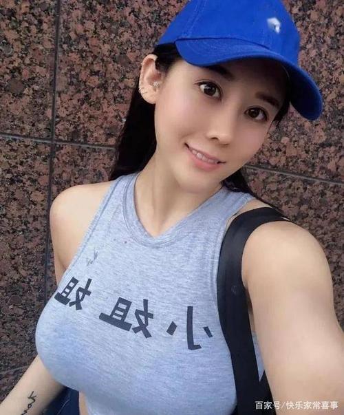 健身女神刘太阳,蜂腰翘臀马甲线样样有,被称为"翻版