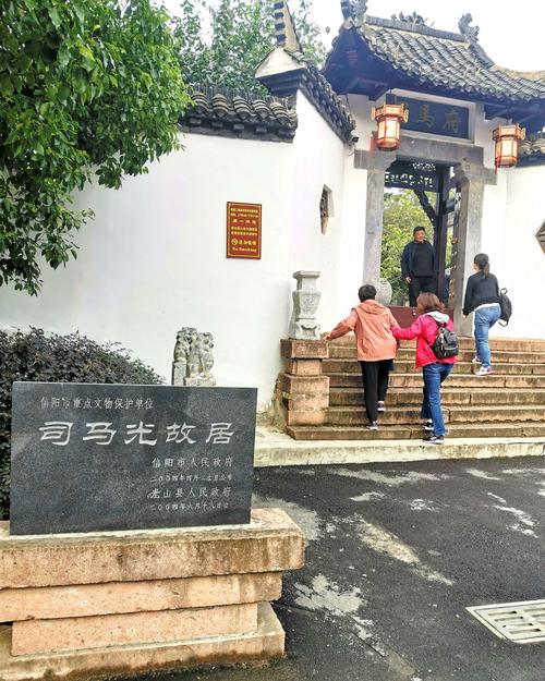 司马光故居离邓颖超祖居很近,步行只要十