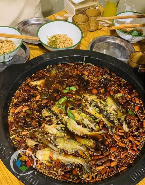 原创重庆九坑子的六星级苍蝇馆子,专卖黄辣丁火锅,但年轻人都不爱吃