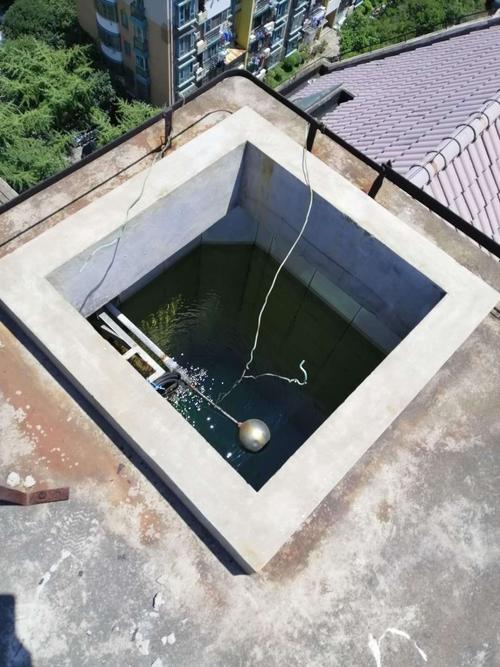 整改前楼顶水箱照片