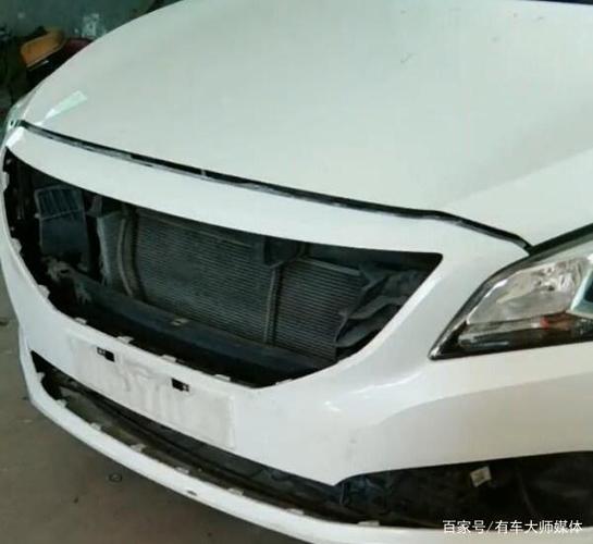 车子保险杠被撞穿了,4s只能更换报价1500,而修理厂仅