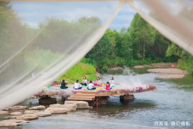 伴着清晨最舒爽的空气,来一段瑜伽,感受身心融入大自然的美妙.