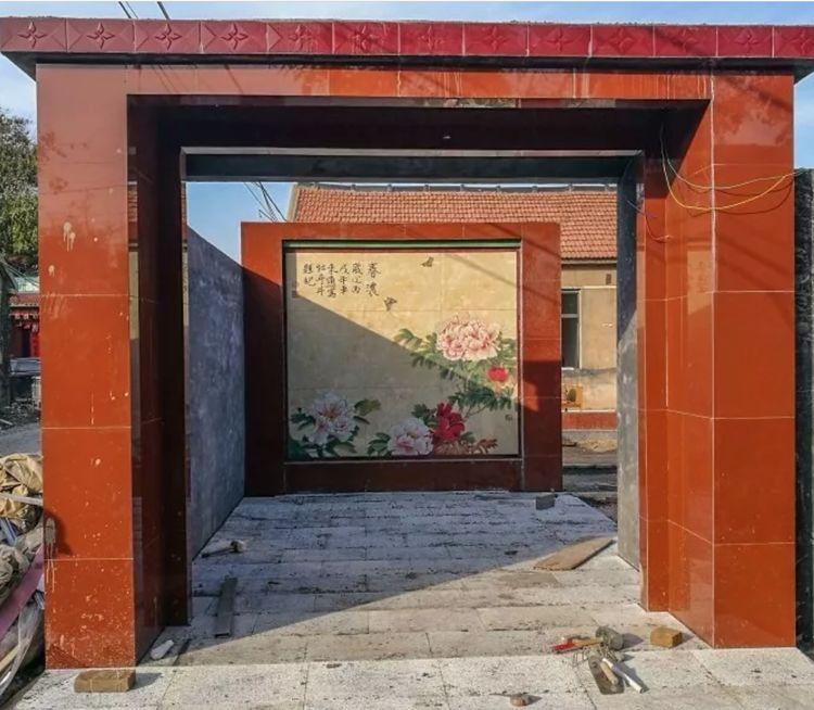 大门翻新后,贴上耐看的瓷砖,地面铺上石板,牡丹的影壁墙格外好看接地