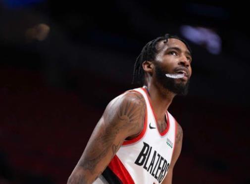 shams:开拓者前锋小琼斯执行下赛季970万球员选项