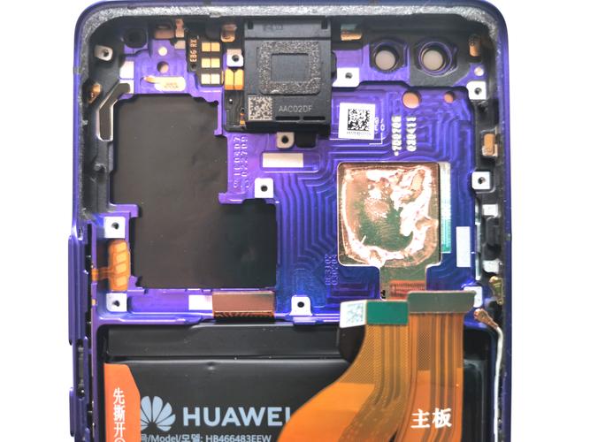 主板背面的金属盖板下都是各种 射频, 音频解码芯片 还有 电源管理,清