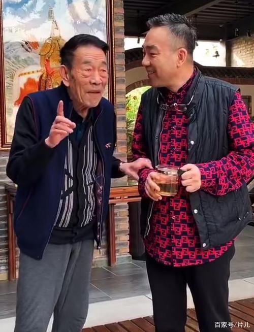 58岁杨议为88岁父亲杨少华刮胡子,父子互相打趣场面有