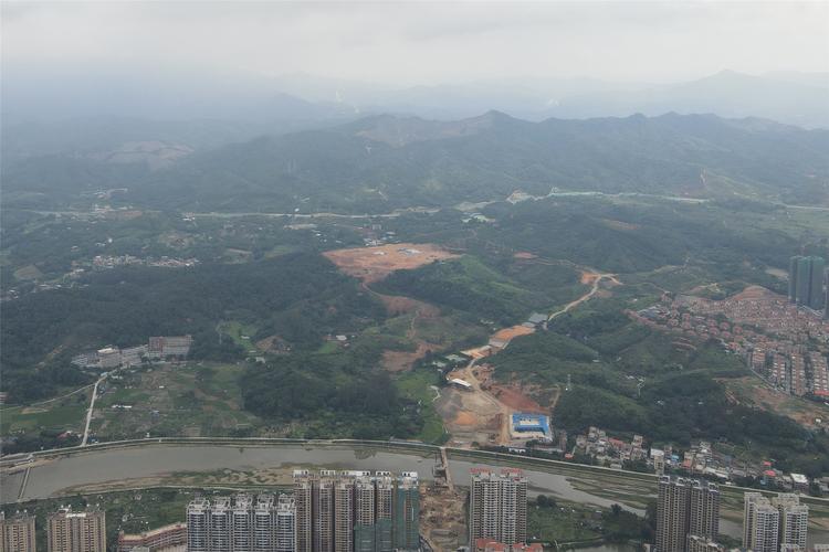 按照佛冈县的有关规划,龙凤大道(包括龙凤大桥)建设工程将在2021年12