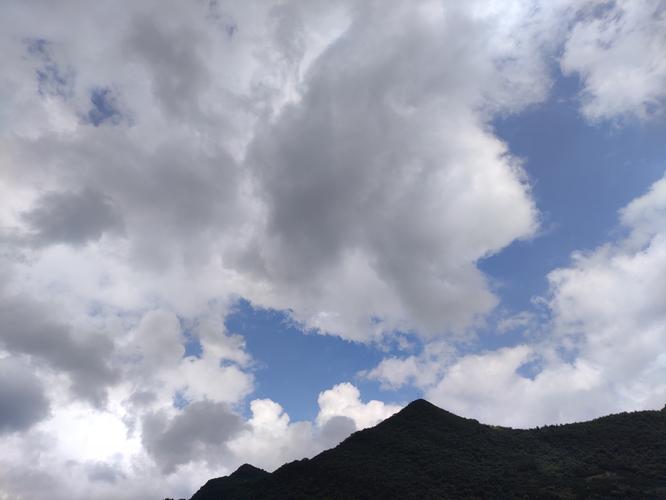 "   遥远的山边,有一个云边镇,山这边是刘十三的童年,山那边是外婆的