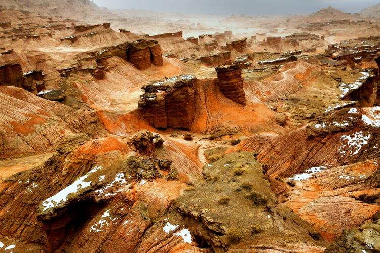 拜城县克孜尔乡和黑英山乡之间的红石林景区,12点到达全域旅游观光点