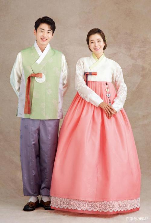潘基文夫妇韩国男子最常穿的传统服饰为赤古里巴基("巴基"是裤子的