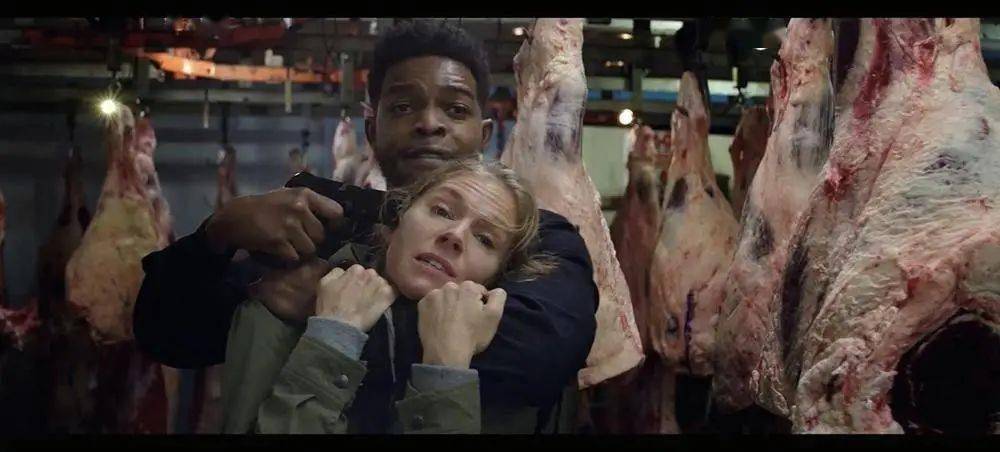 电影《21座桥》中博斯曼一如既往展现了出色的演技,不仅拥有众多打戏