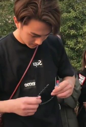 许凯和白鹿的关系有多亲密?包包发箍都用白鹿的,戴起来莫名舒适