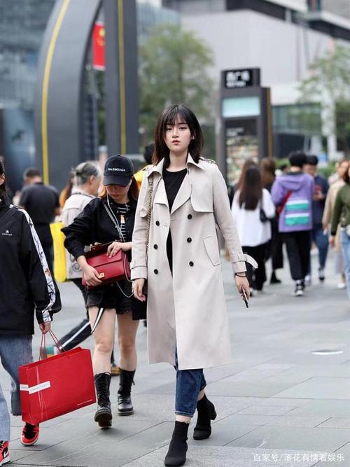 街拍:小姐姐米白色风衣外套搭配紧身牛仔裤,气质优雅