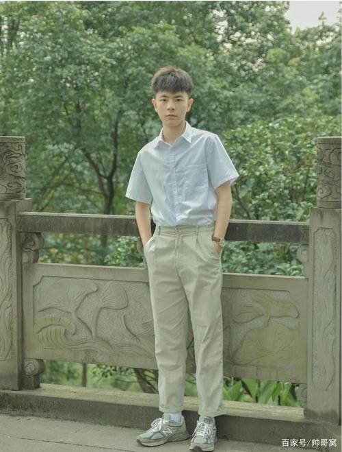 拥有177身高的男生,加上浅色系的穿搭,显阳光帅气,更