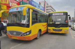 白山两公交车在浑江大街发生碰撞 竟因司机斗气