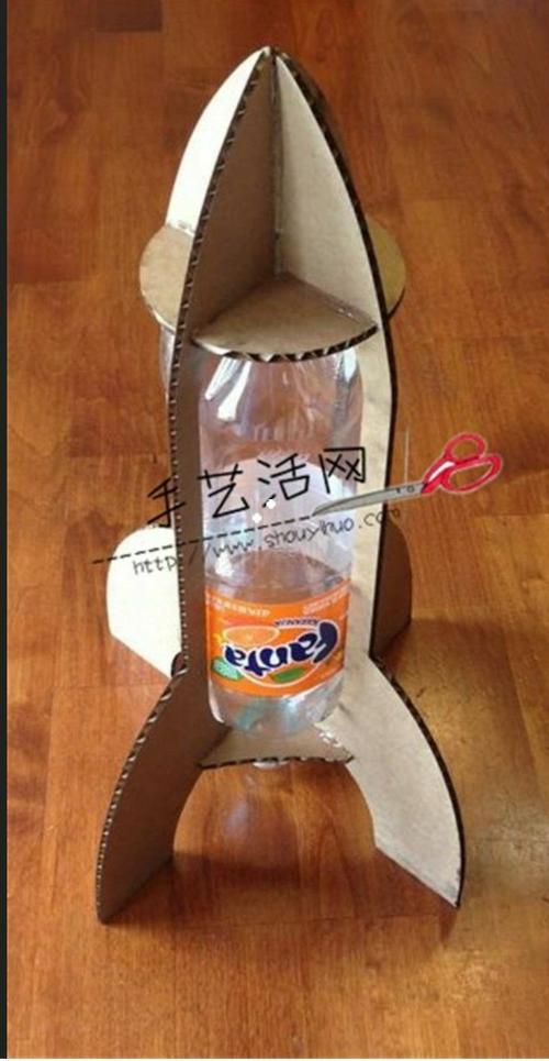 写美篇 组织幼儿,家长在家利用各种废旧物品制作海陆空的交通工具