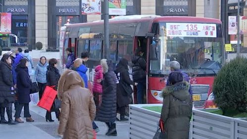 公交车站前长春人是这样上车的